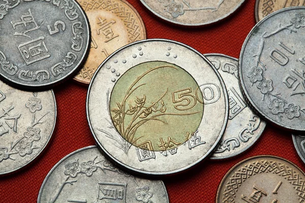 Монеты Тайваня на заднем плане — стоковое фото