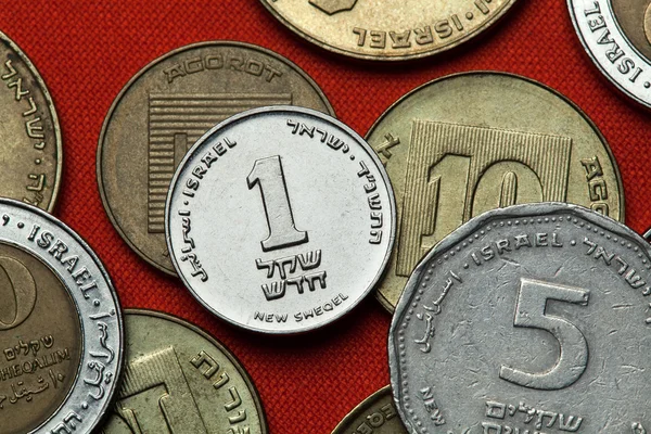 Monedas de Israel en la mesa roja — Foto de Stock