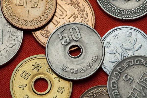 日本红色桌上的硬币 — 图库照片