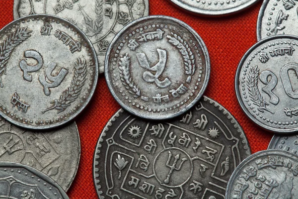 Monedas de Nepal en mesa roja —  Fotos de Stock