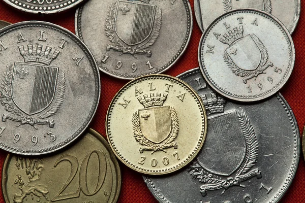 Monedas de Malta sobre mesa roja — Foto de Stock