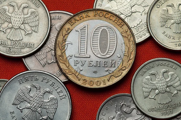 Moedas da Rússia na mesa vermelha — Fotografia de Stock