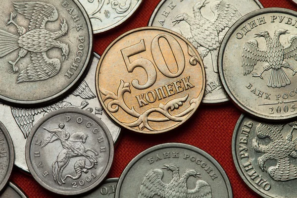 Monedas de Rusia en la mesa roja — Foto de Stock