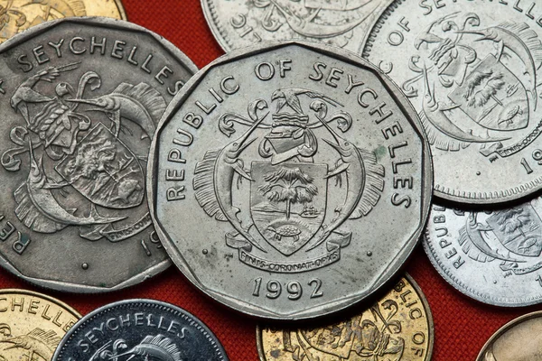 Monedas de las Seychelles sobre mesa roja . —  Fotos de Stock