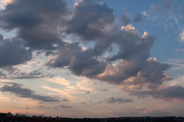 Naplemente felhők Prágában — Stock Fotó