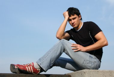 seksi genç adam oturuyor