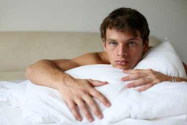 seksi erkek yatakta