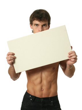 kopyalama alanı boş işareti ile genç seksi adam