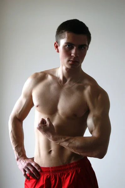 Young Muscular Man Flexing His Biceps — Stock Photo, Image