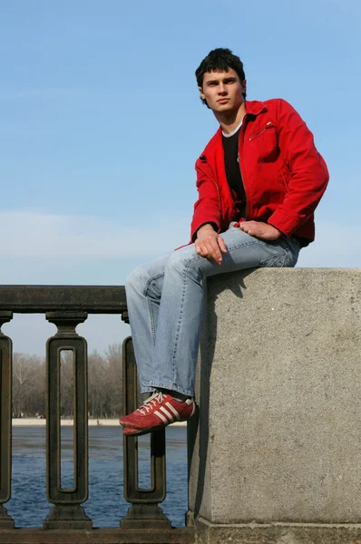 Молодой человек на набережной — стоковое фото