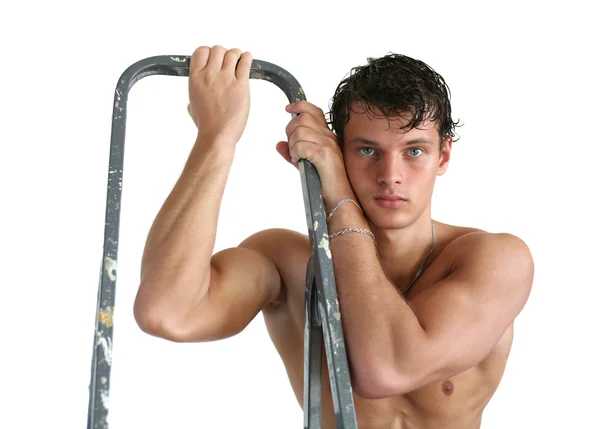 Sexy gespierde man met een trapladder — Stockfoto