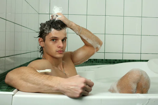 Jeune homme sexy prenant bain — Photo