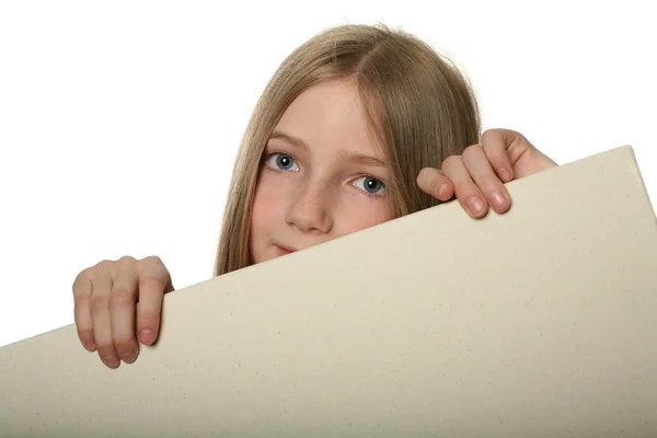 Menina bonita espreitando sobre uma Billboard em branco — Fotografia de Stock