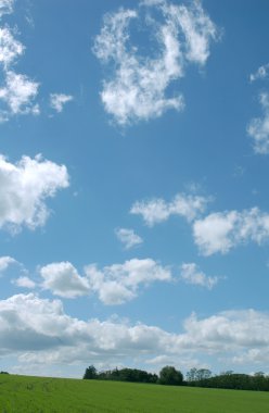 Mavi gökyüzünde beyaz bulutlar