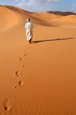 Sahara Çölü'nde yalnız adam