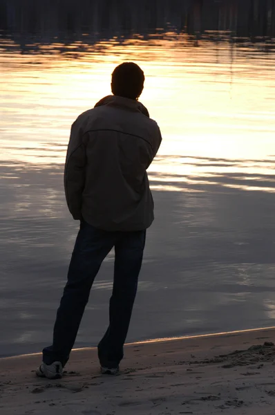 Silueta masculina al atardecer — Foto de Stock