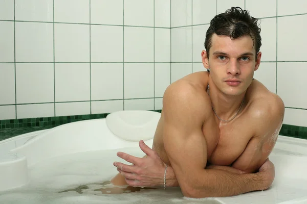 Jeune homme sexy prenant bain — Photo