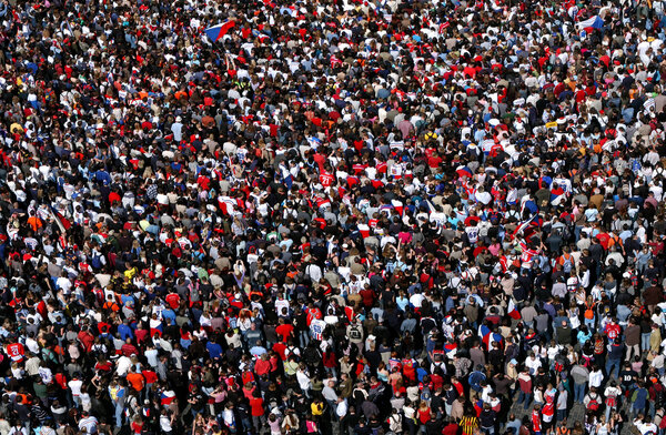 Хоккейные фанаты празднуют
