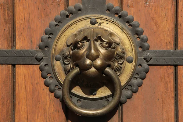 Knocker at a door of St Thomas Church — Stock Photo, Image