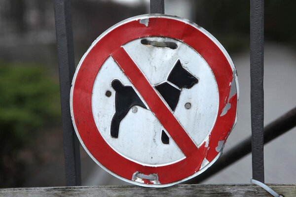 Старый знак запрета на входных воротах
