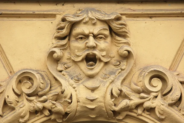 Divertido mascaron en el edificio Art Nouveau — Foto de Stock