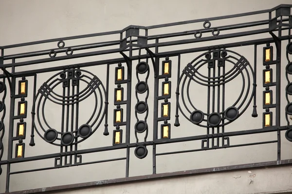 アール ヌーボー様式の鉄製バルコニー — ストック写真