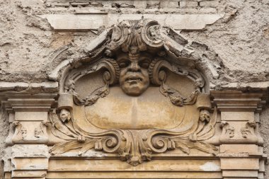 Art Nouveau binasında komik mascaron