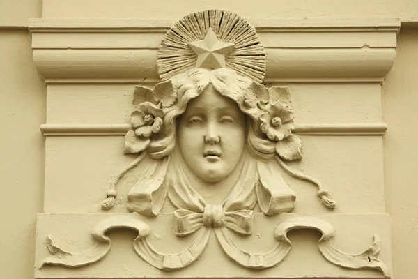 Mascaron op de Art nouveaugebouw — Stockfoto