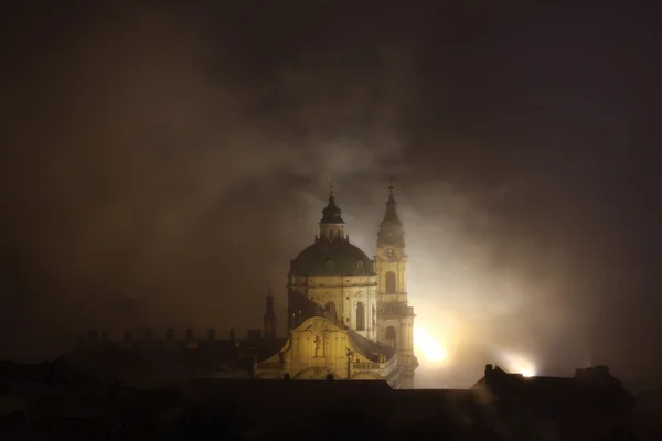 Mgła noc nad Saint Nicholas Church — Zdjęcie stockowe