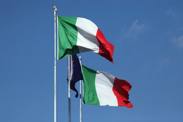 Flagi narodowe Włoch i Unii Europejskiej. — Zdjęcie stockowe