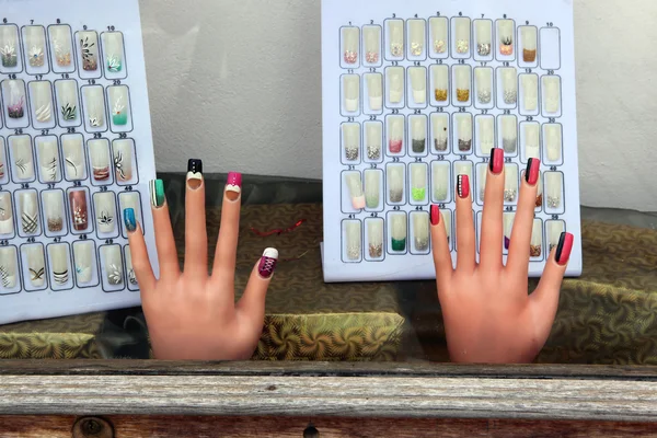 Салон предлагает искусственные ногти . — стоковое фото