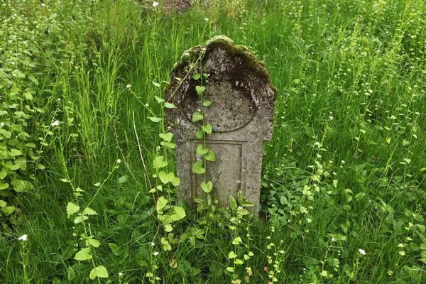 Gammal gravsten på kyrkogården. — Stockfoto