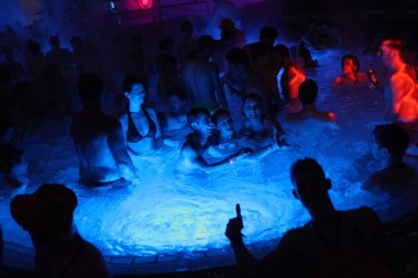 Budapeşte, Macaristan için termal banyo gece parti.