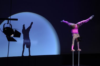 Equilibrist Anastasia ile Rus Grand Circus gerçekleştirir