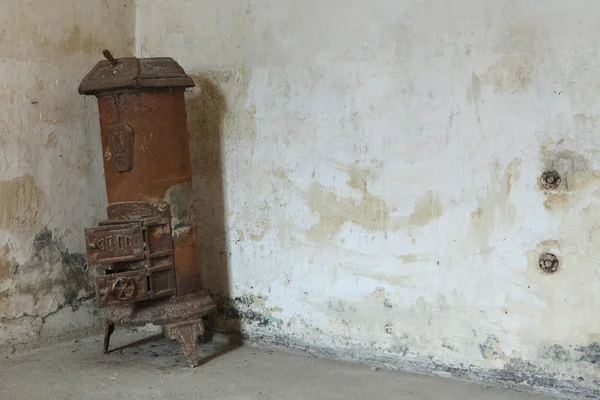 Kachel ketel in de voormalige gevangenis van de Gestapo — Stockfoto