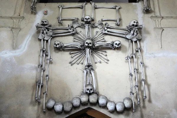 Huesos humanos y cráneos en el Osario Sedlec . —  Fotos de Stock
