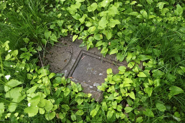 Pietra tombale caduta in un cimitero abbandonato . — Foto Stock