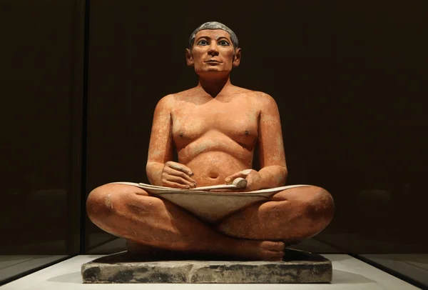 Египетская статуя Сидящего писца в Лувре — стоковое фото