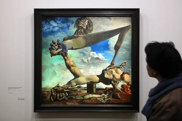 萨尔瓦多 · 达利展览在巴黎蓬皮杜中心. — 图库照片