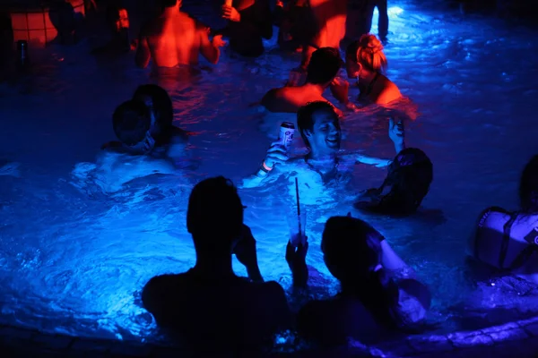 ブダペスト、ハンガリーの温泉の夜のパーティー. — ストック写真