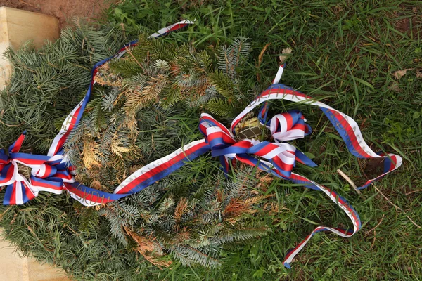 Couronne de fleurs avec rubans nationaux tchèques . — Photo