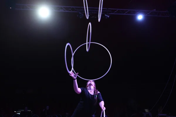 Hula hoop juggler Alexandra Soboleva — Stock Photo, Image