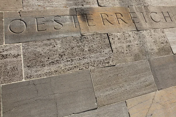 Palabra tallada en los bloques de piedra . — Foto de Stock