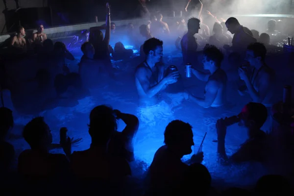 Festa noturna em banho térmico — Fotografia de Stock