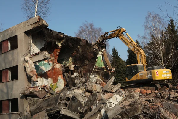 Demoliční bagr v Milovicích. — Stock fotografie