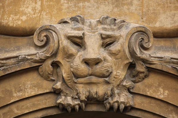 Tête de lion sur le bâtiment — Photo
