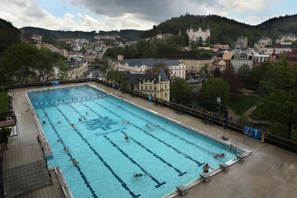 Encuesta de natación en Thermal Hotel — Foto de Stock