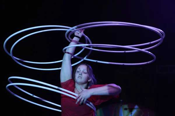 Hula hoop juggler Alexandra Soboleva — Stock Photo, Image