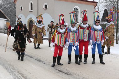 İnsanlar Masopust karnaval katılmak