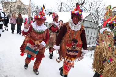 İnsanlar Masopust karnaval katılmak
